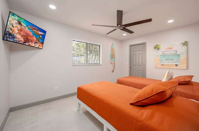 Twin Guest Bedroom with Garden View (Twin Beds can be Pushed Together to make a King)