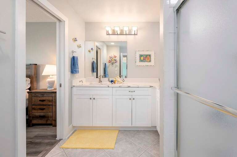 Guest Bathroom En Suite to Queen Bedroom also Access from Hallway