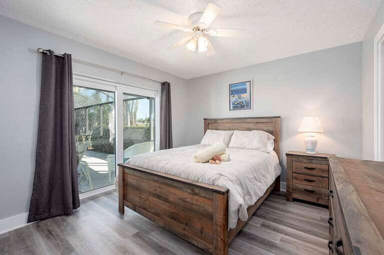 Queen Bedroom with En suite Bathroom and Pool Access