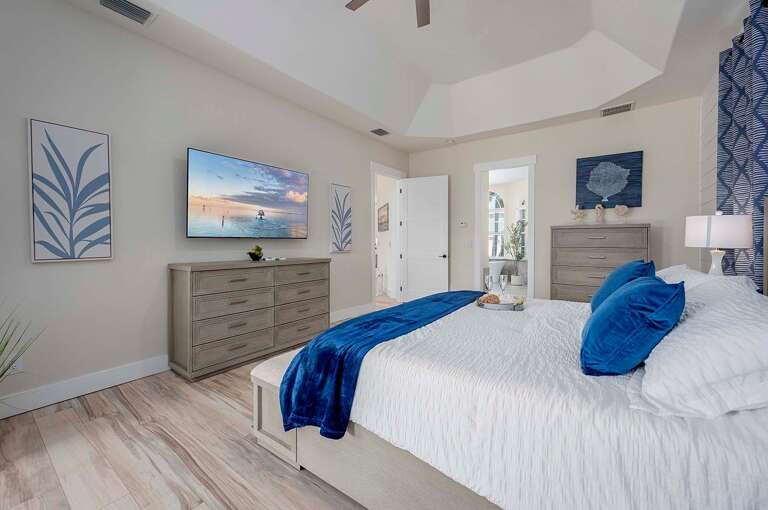 Main Bedroom with King Bed and En-Suite Bathroom