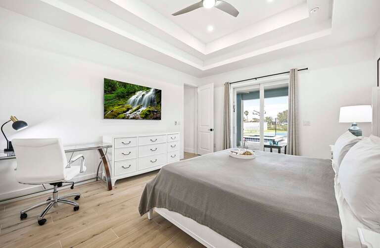 King Main Bedroom Suite with Sliding Doors to Lanai and Desk