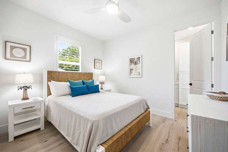 Queen Bedroom with En-Suite Bathroom and Garden View