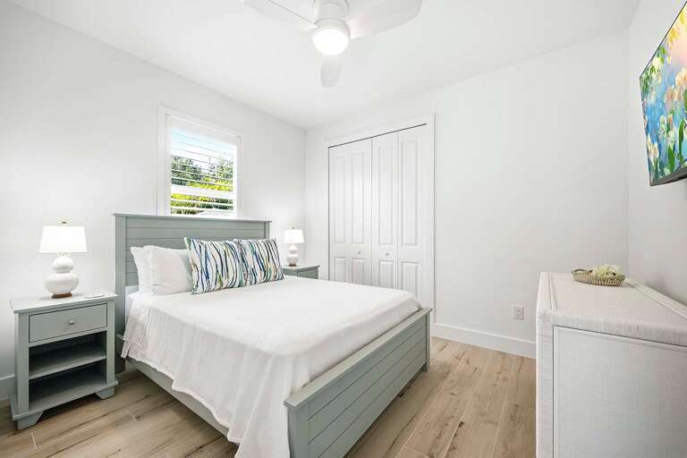 Queen Bedroom with Garden View