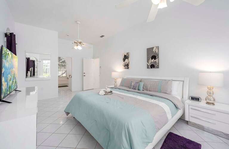 Main King Bedroom with En-suite Bathroom