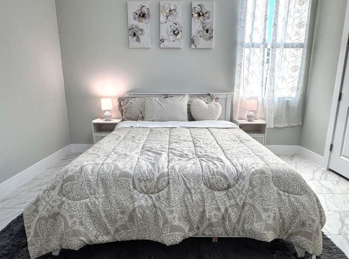 Queen Guest Bedroom with Garden View