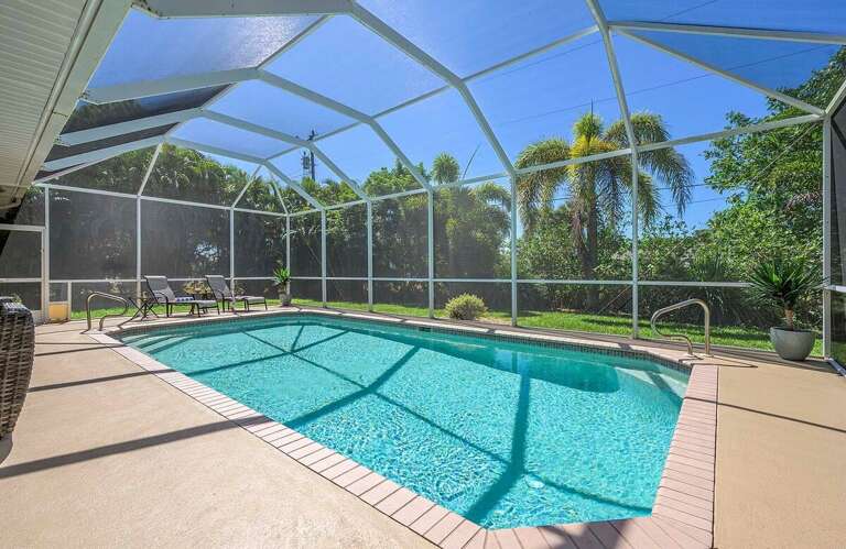 Southern Facing Pool and Tropical Yard Great for Privacy