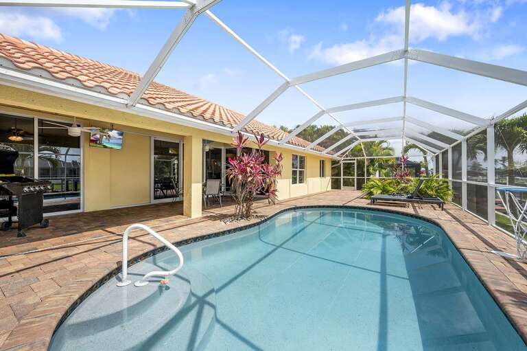 Pool with Shallow Entrance and Deep End Around 6 Feet.