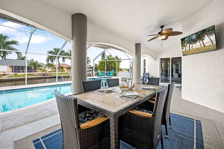 Al Fresco Dining on the Western Facing Pool
