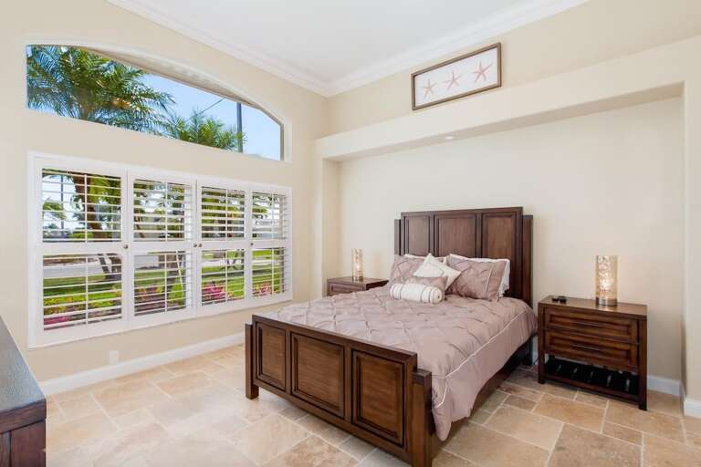Queen Bedroom with Garden View