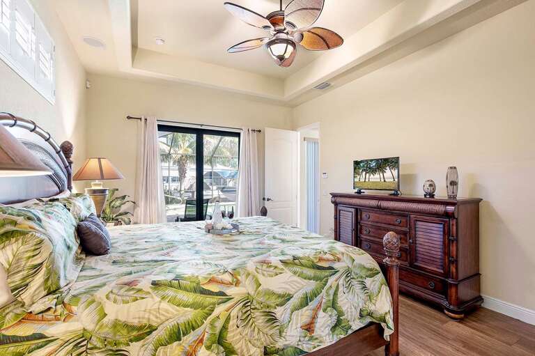 Main Bedroom with King Size Bed and En-Suite Bathroom