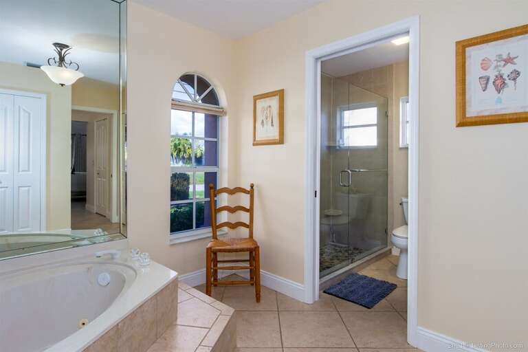 Main En-Suite Bathroom with Garden Tub and Shower