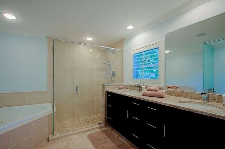 Main En-Suite Bathroom with Shower and Garden Tub