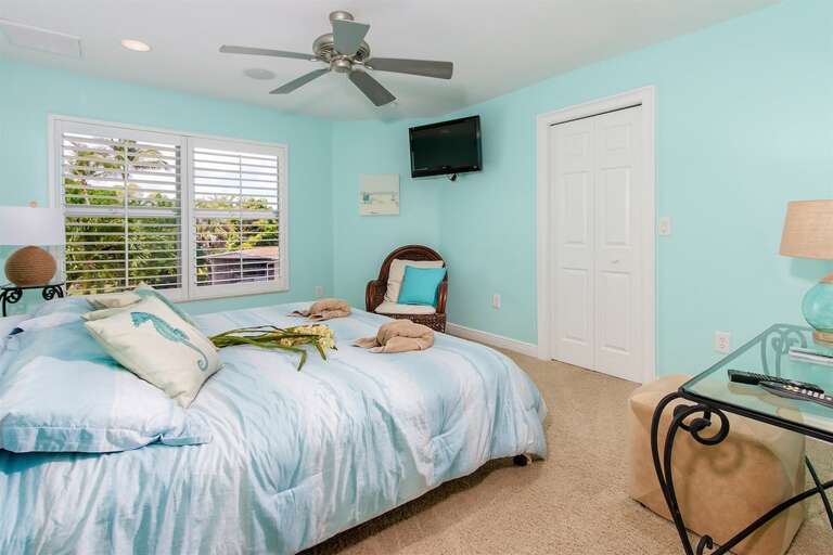 3 bedroom features a queen size bed and a desk