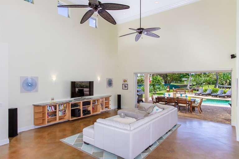 Living room with TV and outside view to the pool