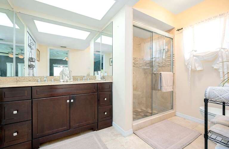 Main Bedroom En Suite Bathroom