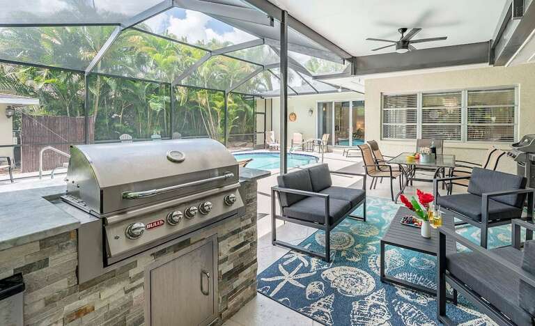 The built in kitchen that is displayed in the pictures unfortunately is not available for guest use.