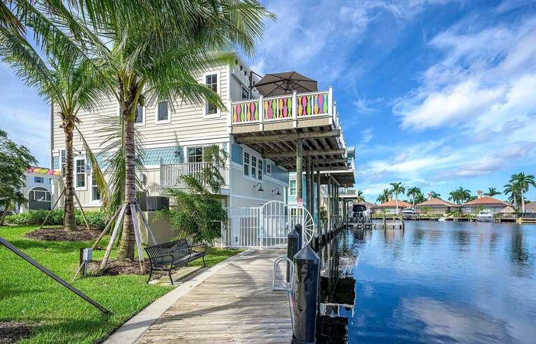The Funky Fish Shack is next to many Restaurants, Shops, Bars and Coffee Shops