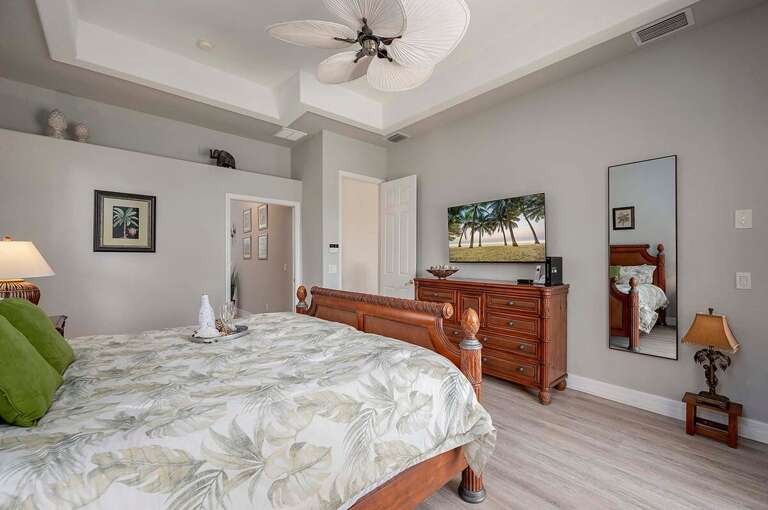 Main Bedroom with TV and Connected En-Suite Bathroom