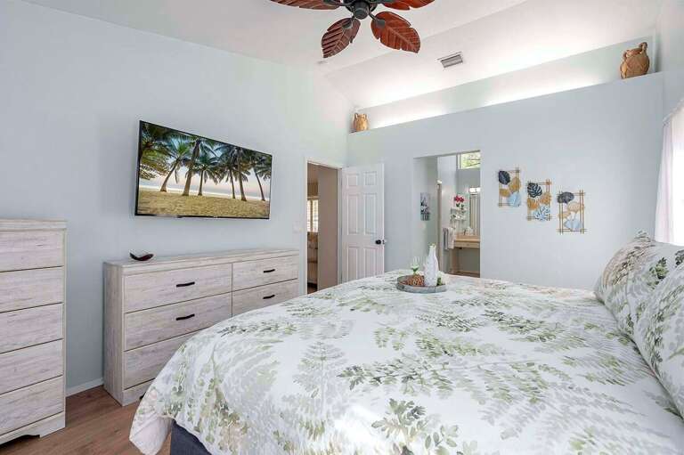 Main King Bedroom Suite with En-Suite Bathroom