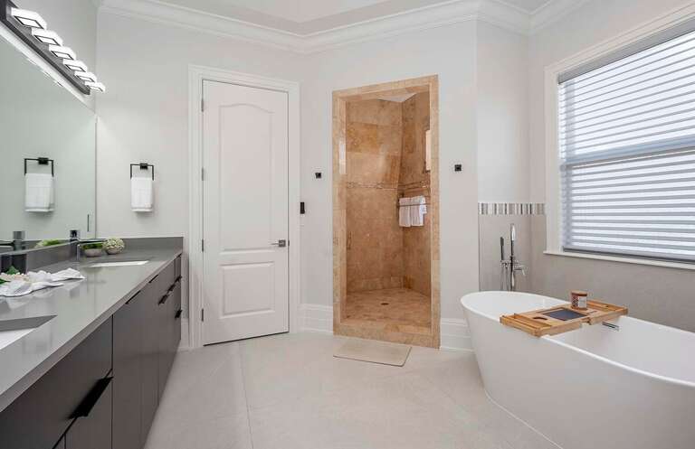 En-Suite Bathroom with Walk in Shower and Garden Tub