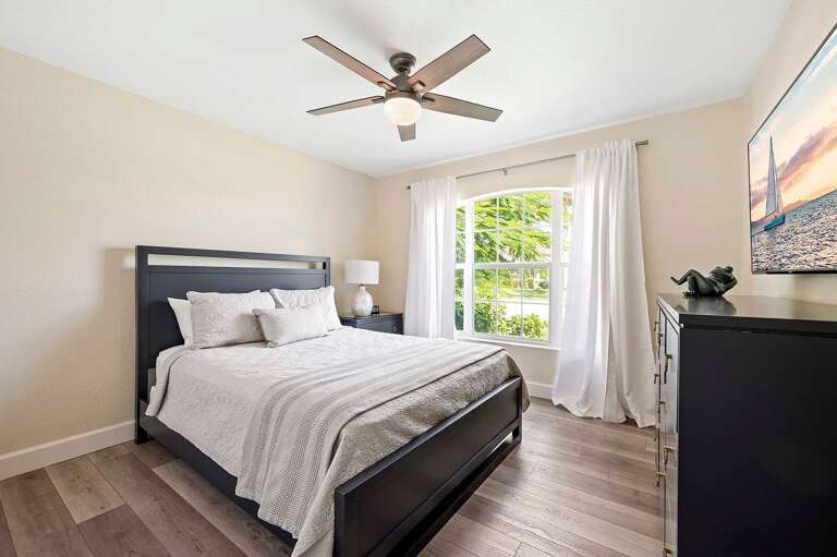 Queen Bedroom with Garden View and TV