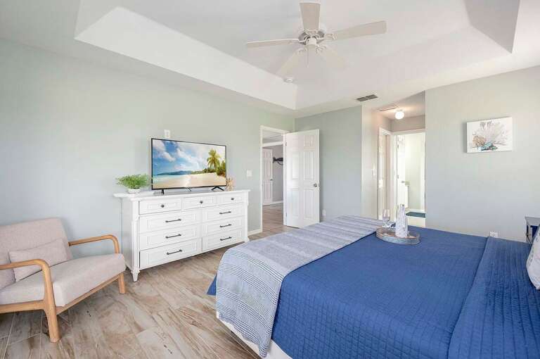 2nd Main Bedroom with King Bed and En-Suite Bathroom