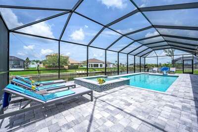 Large Pool Area with Overflow Jacuzzi