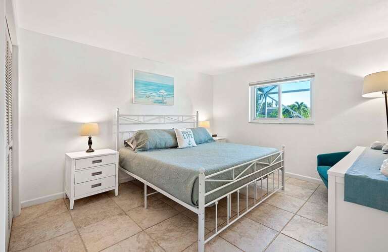 King Bedroom with En-Suite Bathroom and Garden View