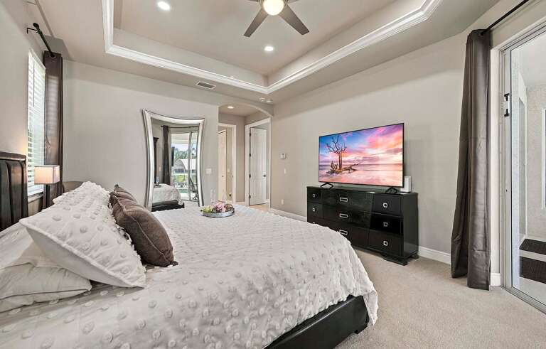 Main King Bedroom Suite with En-Suite Bathroom