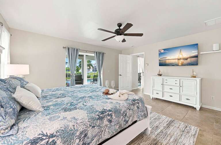 Main Bedroom Suite with Access to Lanai and TV