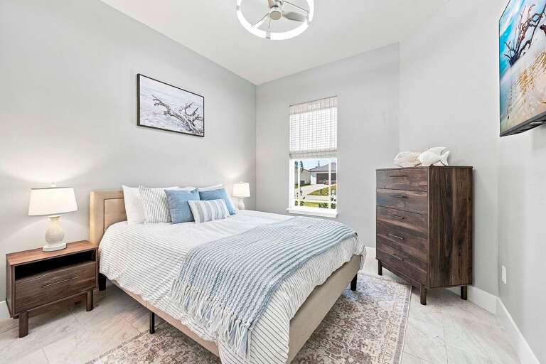 Queen Bedroom with Garden View and TV
