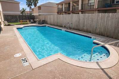 * 2nd Floor * Sleeps 8 * Pool *Walkable Location