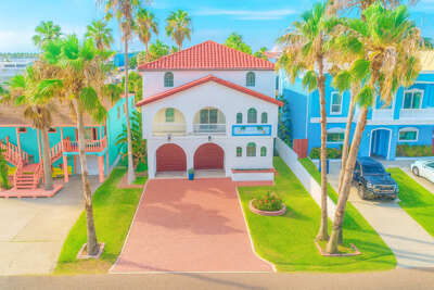 Fun Retro Island Vibe * Sleeps 19 * Beach 1 block