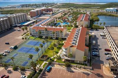 Fresh & Bright 1BR Condo - Pool View & Steps to Beach