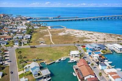 Port-O-Call Dockhous