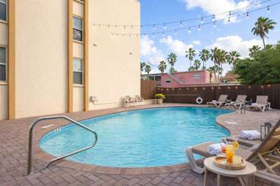 Walkable Location - 99 Steps to Beach - Pool