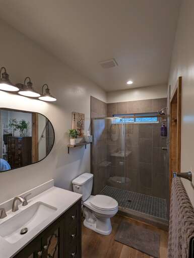 Walk in Shower ensuite Cozy Cottage Lakeside