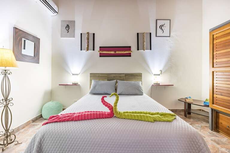 Cabina Plumeria Queen Bed