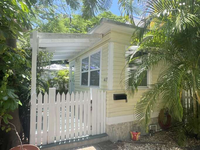 Charming 2-bedroom, 2-bath home with a small pool, just 1/2 block from Duval Street
