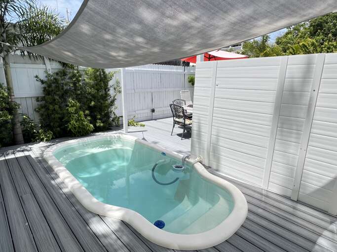 Island Paradise - Half Block from Duval, 2.5BR, 2BA with Pool