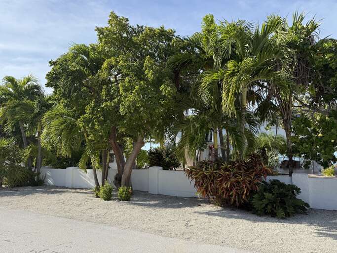Charming gulf front house with lush tropical landscaping