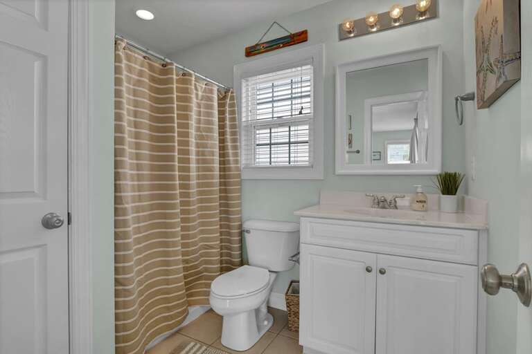 Primary Bedroom's Private Bathroom