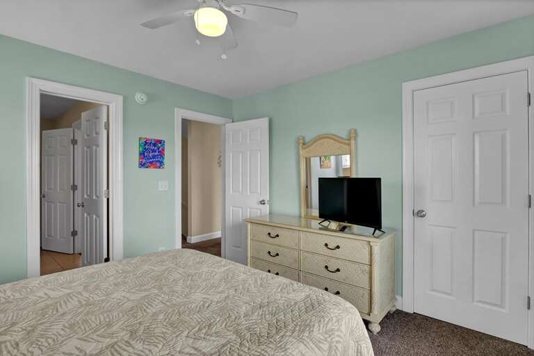 Queen Bedroom w/ Direct Access to Common Bathroom
