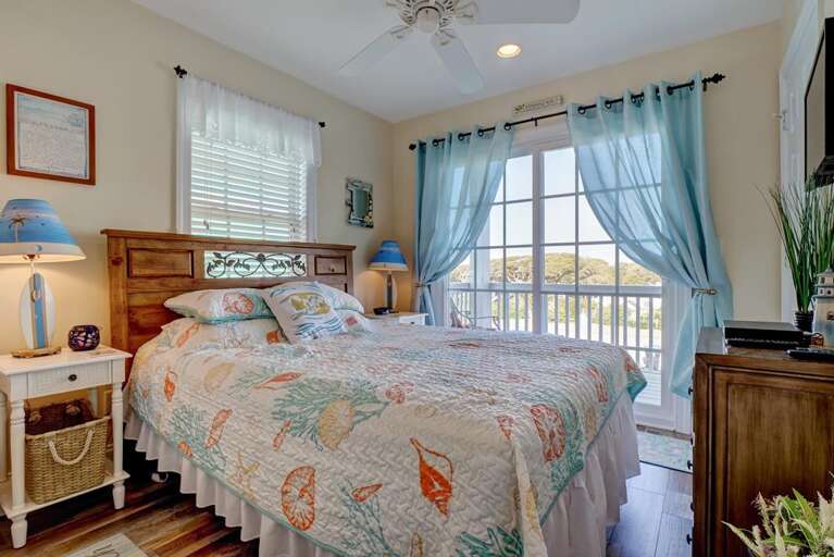 Downstairs Queen Bedroom (2)