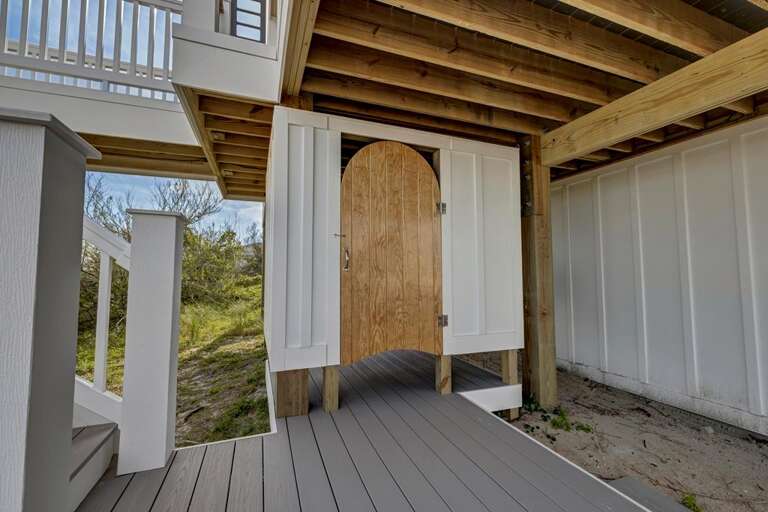 Outdoor Shower (Ground Level)