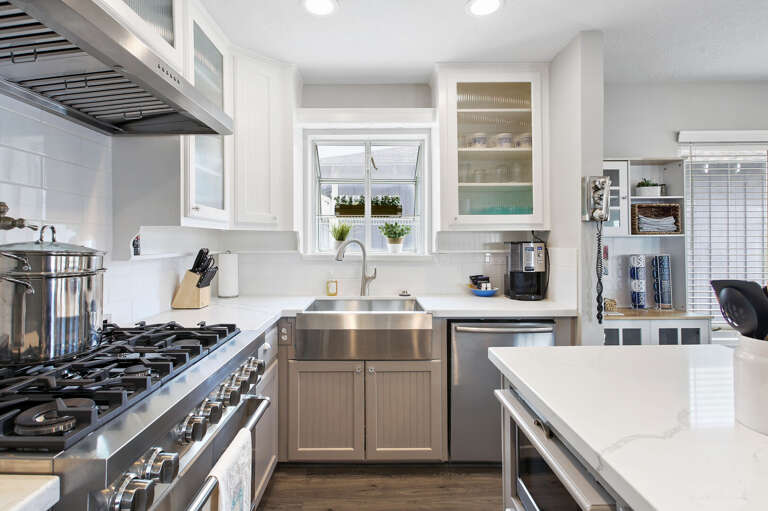 This home has a high-end kitchen with everything you need to prepare a delicious meal. Just bring food and drinks!