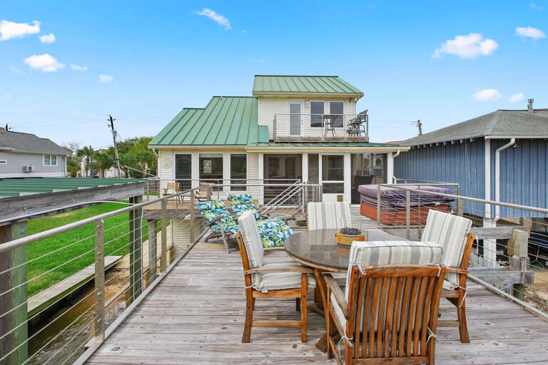 Outdoor dining over the water!