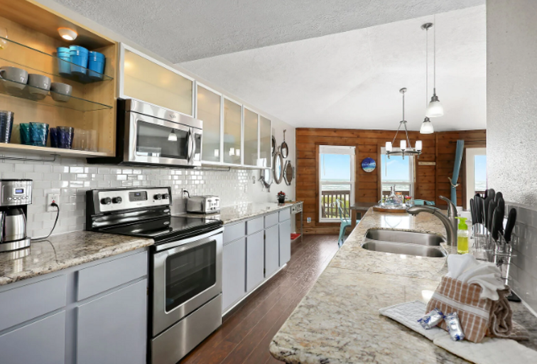 Large,  fully equipped kitchen!
Pots, pans, dishes, etc., provided.