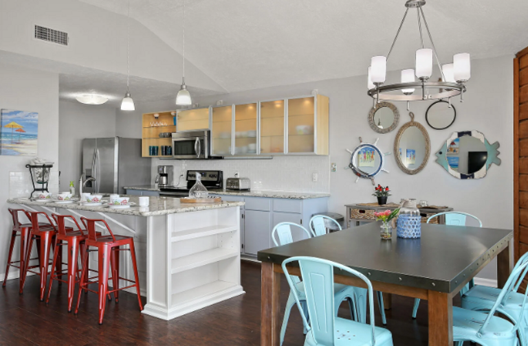 Plenty of dinning space!
Seating up to 10. Plenty of dinning space!
Seating up to 10.