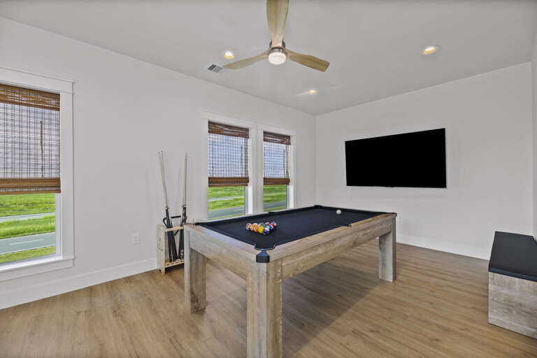 Upstairs entertainment space with Smart TV and pool table!